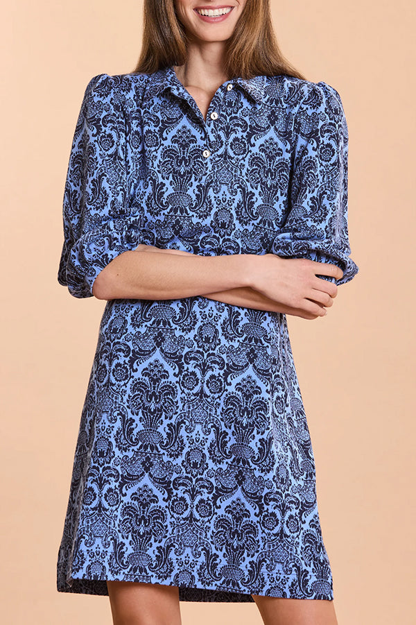 Robe à patte de boutonnage, délicates manches bouffantes