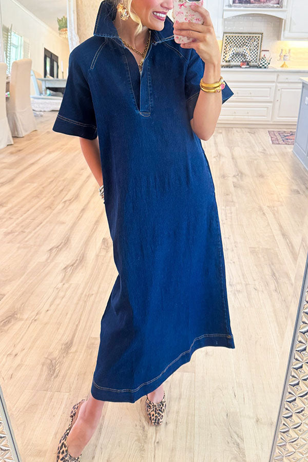 Legeres Jeanskleid mit Taschen im Midi-Stil