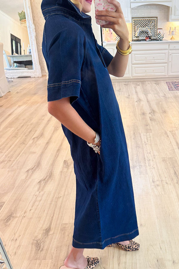 Legeres Jeanskleid mit Taschen im Midi-Stil